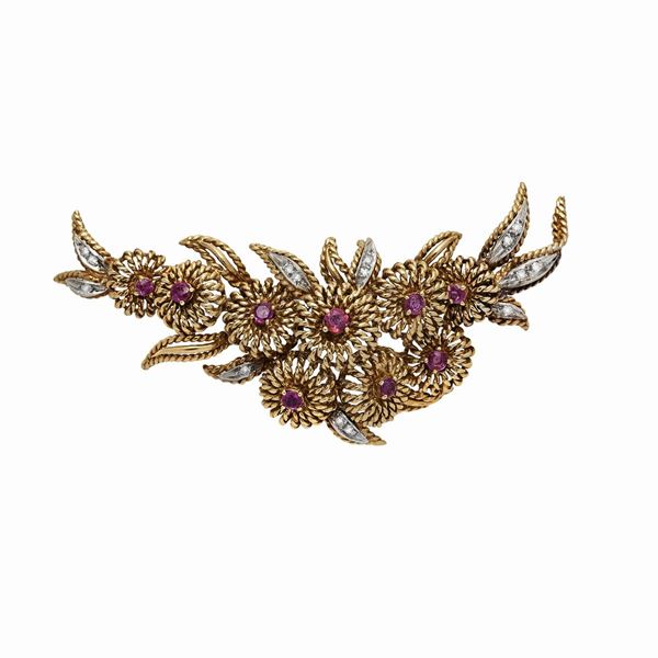Yellow gold brooch, white gold, diamonds and rubies  - Auction Antique Jewelry, Modern and Watches - Curio - Casa d'aste in Firenze