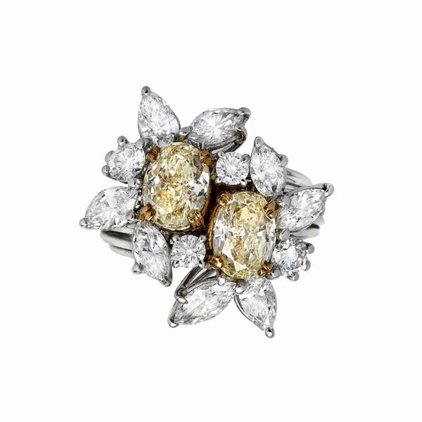 Ring in white gold, diamonds and fancy light yellow diamond