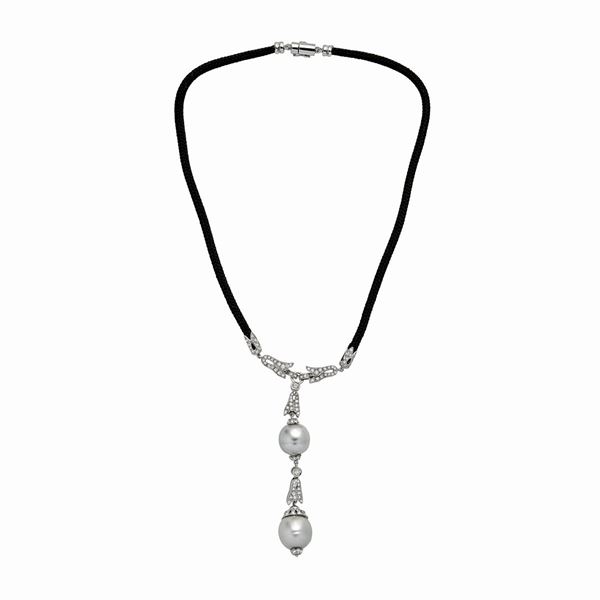 Collana in tessuto, oro bianco, diamanti, perle australiane
