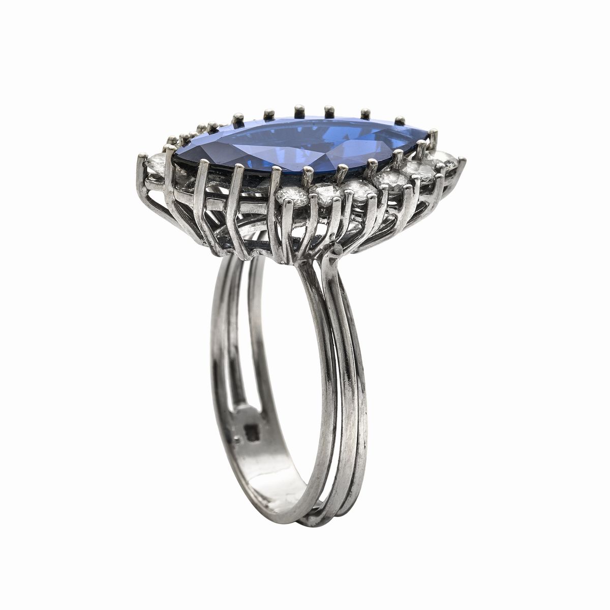 Anello in Oro Bianco, Zaffiro e Diamanti