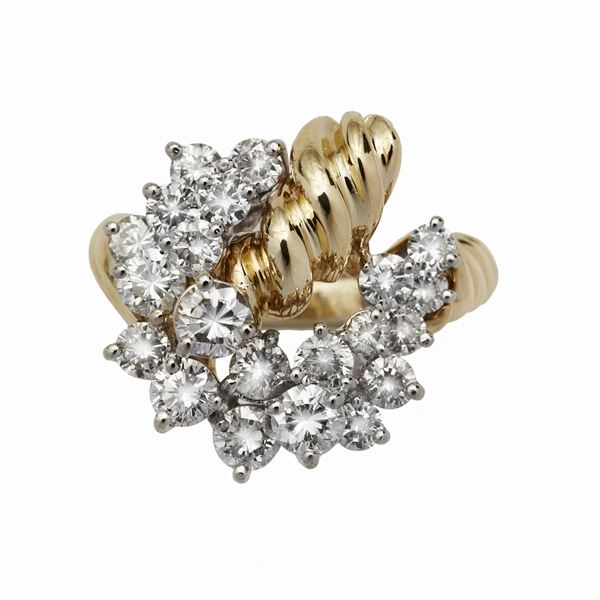 Yellow gold ring and diamonds