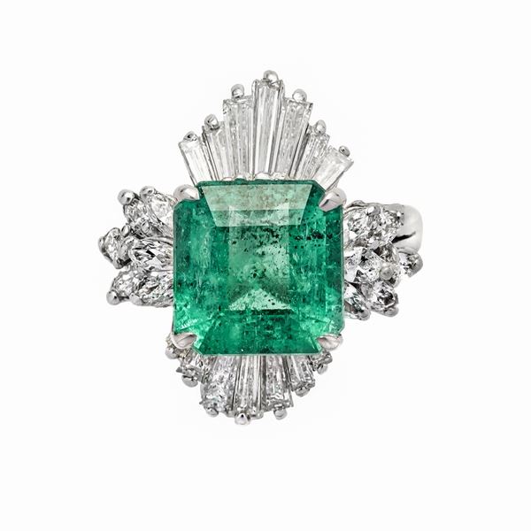 Ring in white gold, diamonds and emeralds