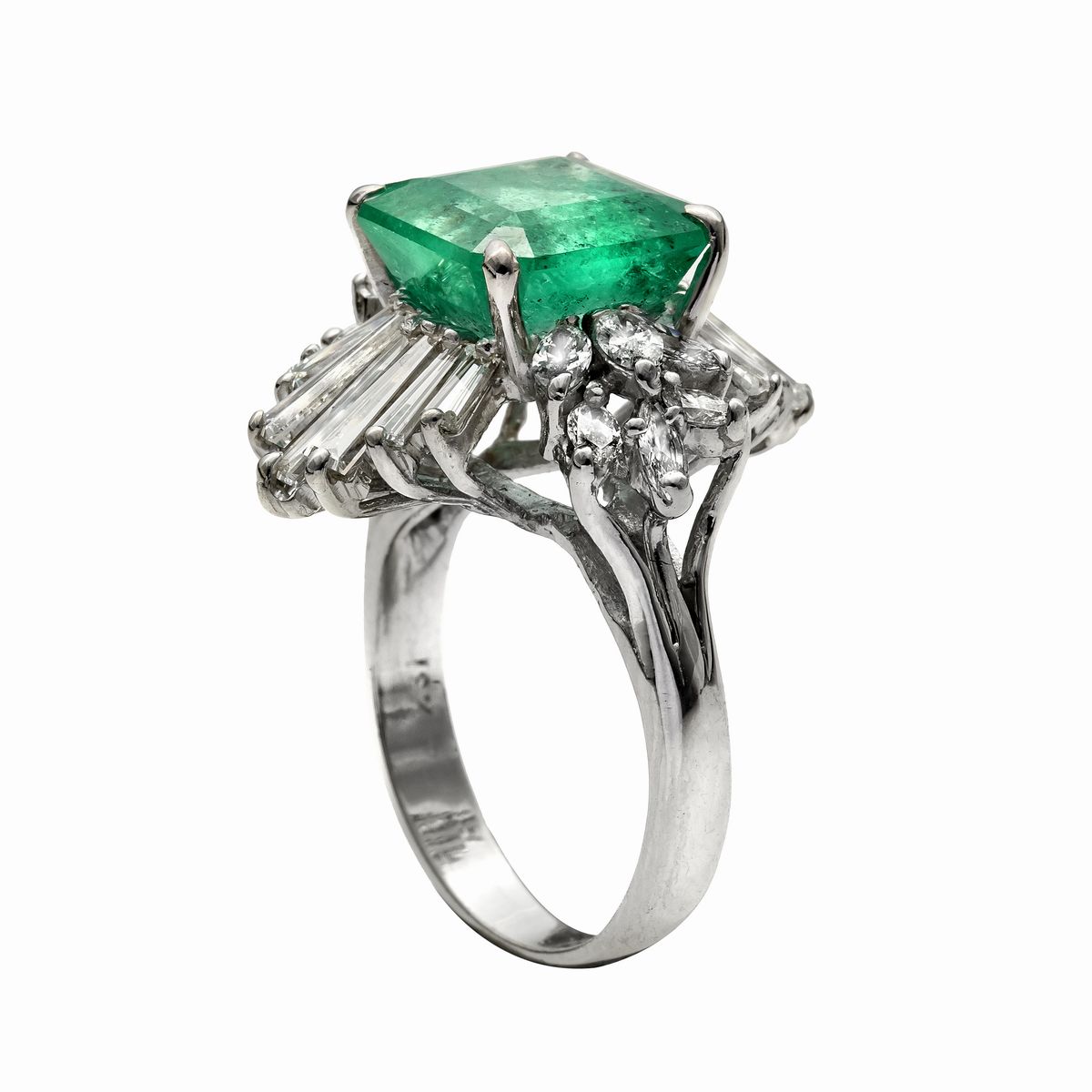 Anello in Oro Bianco, Diamanti e Smeraldo