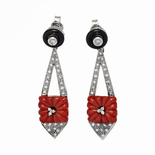 Orecchini in oro bianco, diamanti, onice e corallo rosso