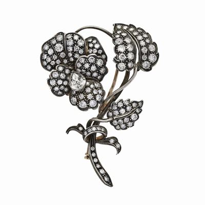 Spilla a Fiore in Oro Bianco, Argento e Diamanti, con Goccia