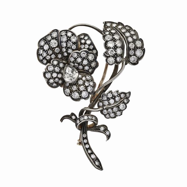 Spilla a fiore in oro bianco, argento e diamanti, con goccia  - Asta Gioielli Antichi, Moderni e Orologi - Curio - Casa d'aste in Firenze