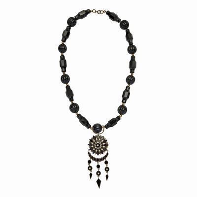 Collana in Oro a Basso Titolo, Microperle, Vetro Nero e Nefrite