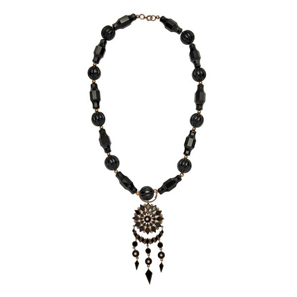Low-necked gold necklace, micro-beads and black glass and nephritis