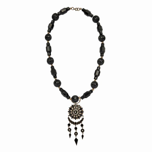 Collana in oro a basso titolo, microperle, vetro nero e nefrite