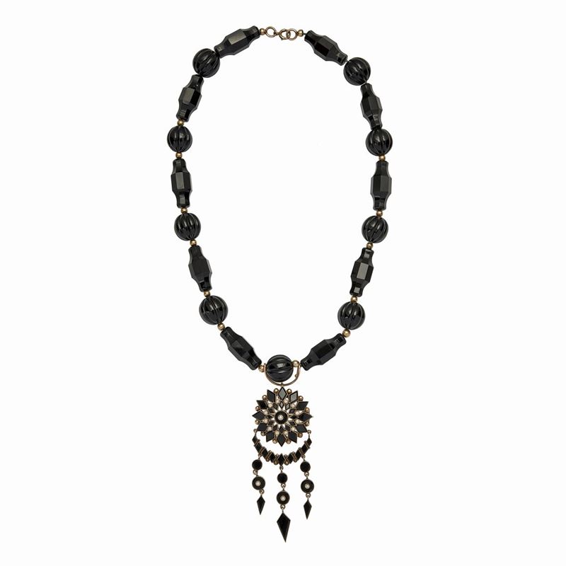Collana in Oro a Basso Titolo, Microperle, Vetro Nero e Nefrite