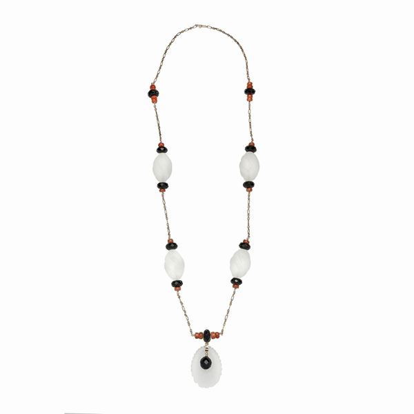 Collana in oro a basso titolo, onice, corallo e cristallo di rocca