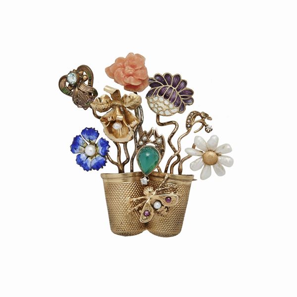 Spilla oro a basso titolo, diamanti, rubino, microperle, corallo rosa, smalti nei toni dell'azzurro  - Asta Gioielli Antichi, Moderni e Orologi - Curio - Casa d'aste in Firenze