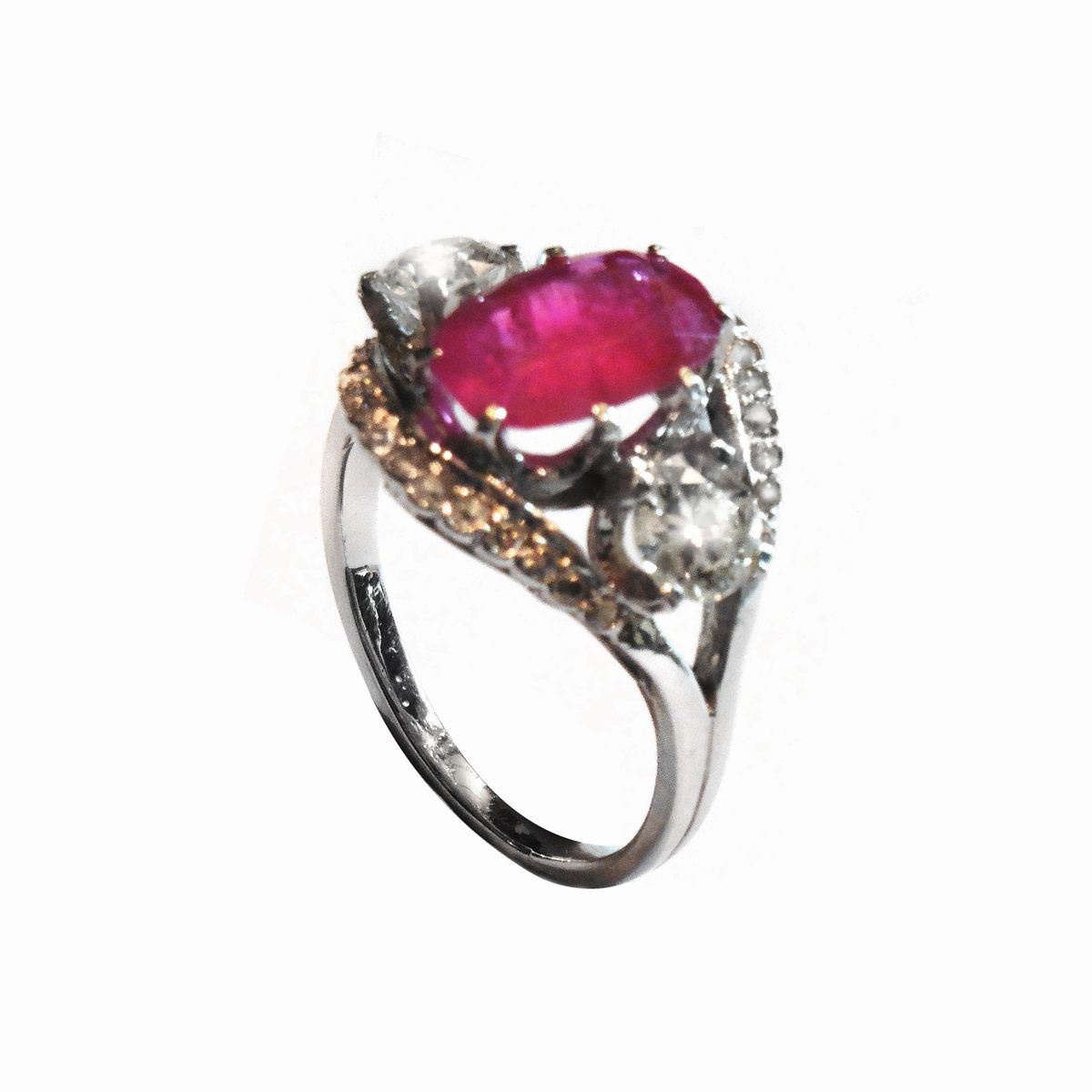 Anello in Platino, Diamanti e Rubino