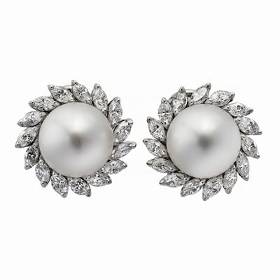 Paio di Orecchini in Oro Bianco, Diamanti e Perle