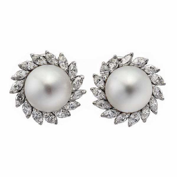 Pair of earrings in white gold, diamonds and pearls