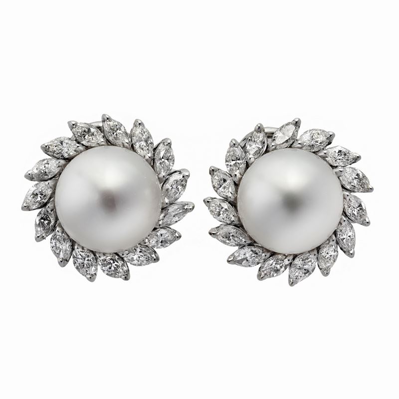 Paio di Orecchini in Oro Bianco, Diamanti e Perle