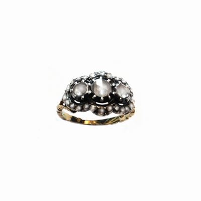 Anello in Oro a Basso Titolo e Diamanti