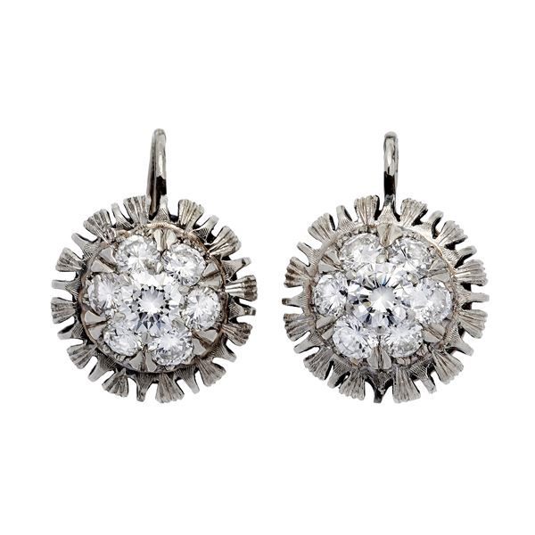 Pair of white gold earrings and diamonds