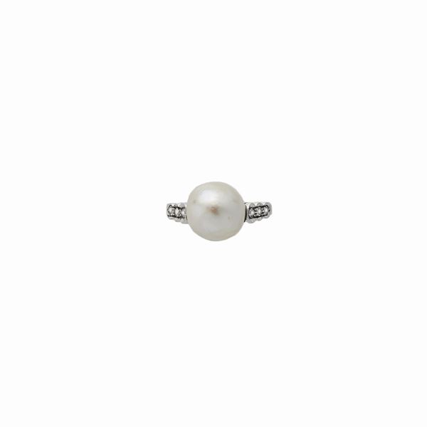 Anello in oro bianco, diamanti e perla