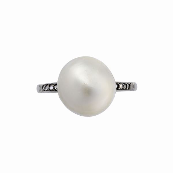 Ring in white gold, natural pearl and diamond roses