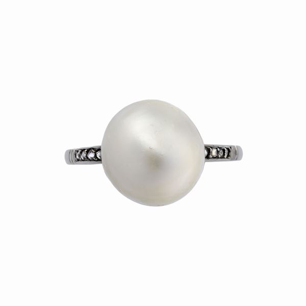 Anello in oro bianco, perla naturale e rose di diamanti