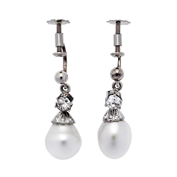 Pair of earrings in white gold and natural pearls