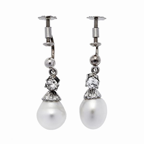 Pair of earrings in white gold and natural pearls