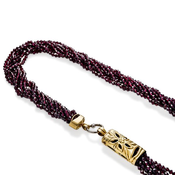 Long necklace in yellow gold, platinum, diamond and garnet