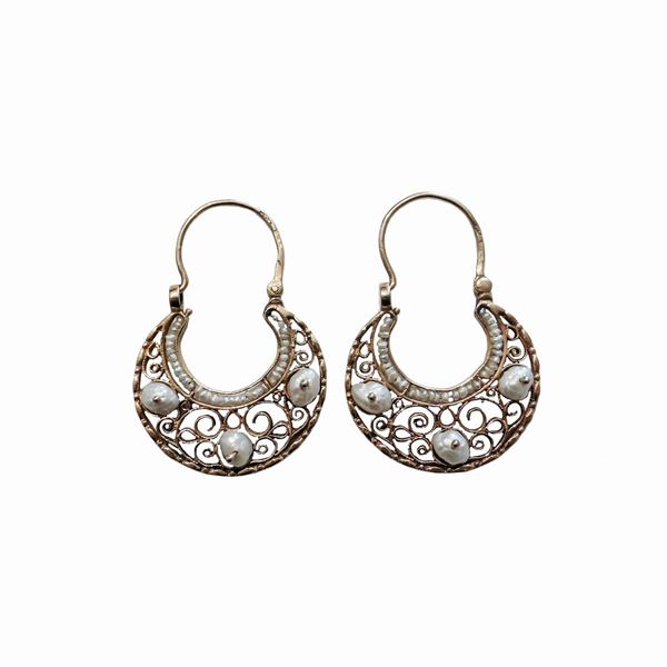 Pair of low title yellow gold monachella earrings and microbeads  - Auction Antique Jewelry, Modern and Watches - Curio - Casa d'aste in Firenze