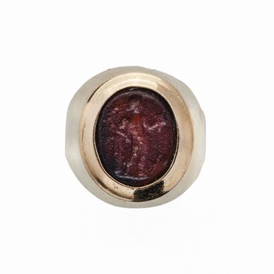 Anello Chevalier in Oro Giallo e Cammeo Inciso