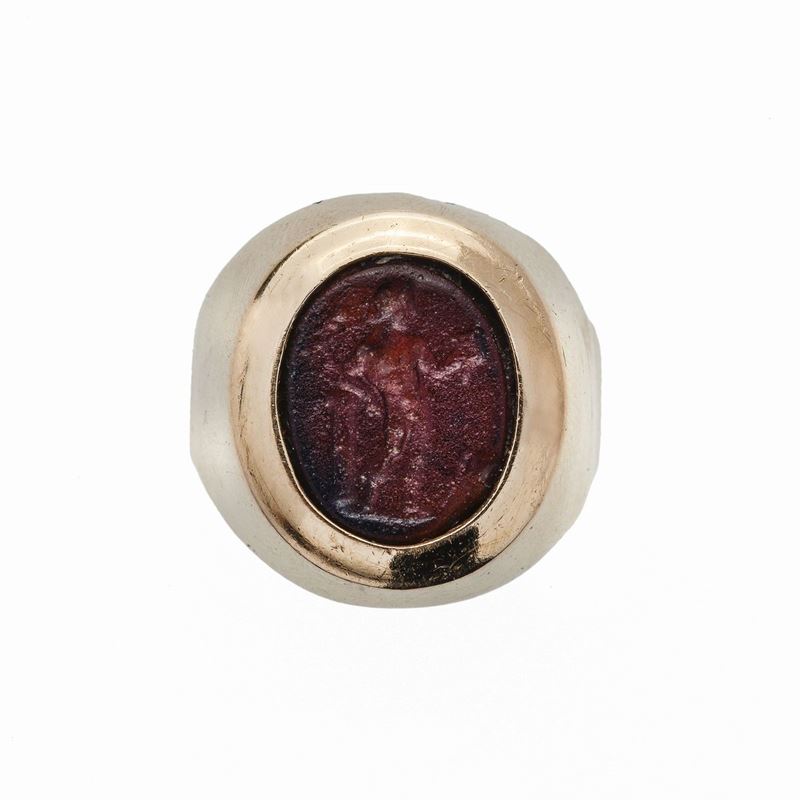 Anello Chevalier in Oro Giallo e Cammeo Inciso