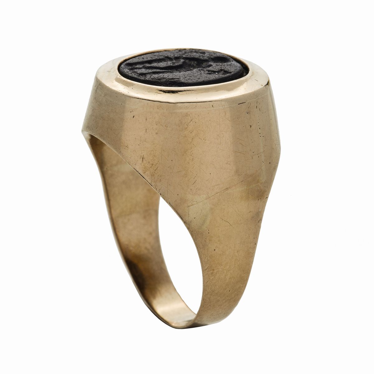 Anello Chevalier in Oro Giallo e Cammeo Inciso