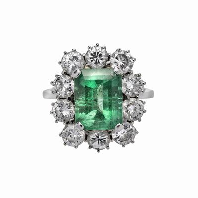 Anello a Margherita in Oro Bianco, Diamanti e Smeraldo