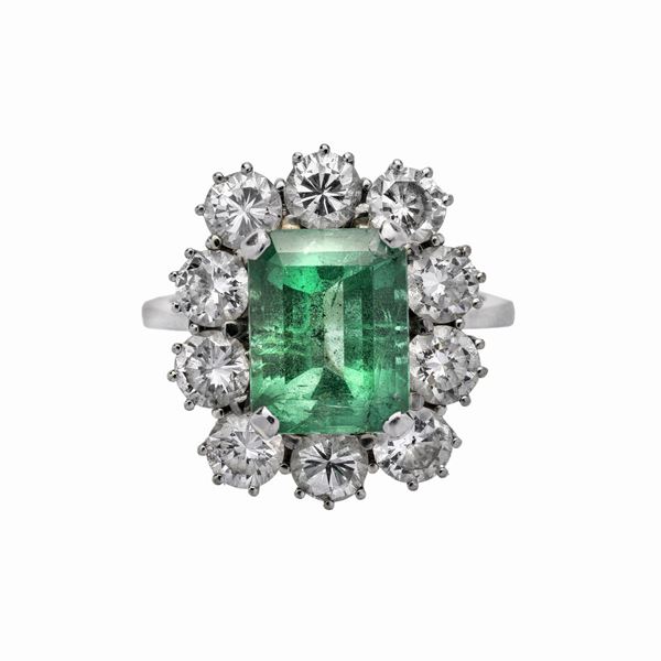 Anello a margherita in oro bianco, diamanti e smeraldo