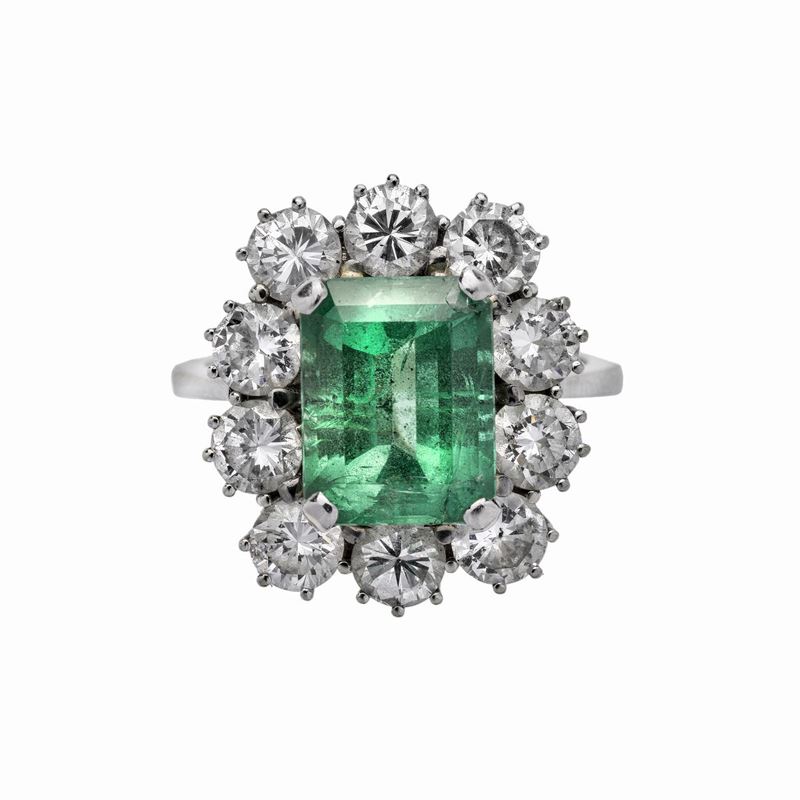 Anello a Margherita in Oro Bianco, Diamanti e Smeraldo