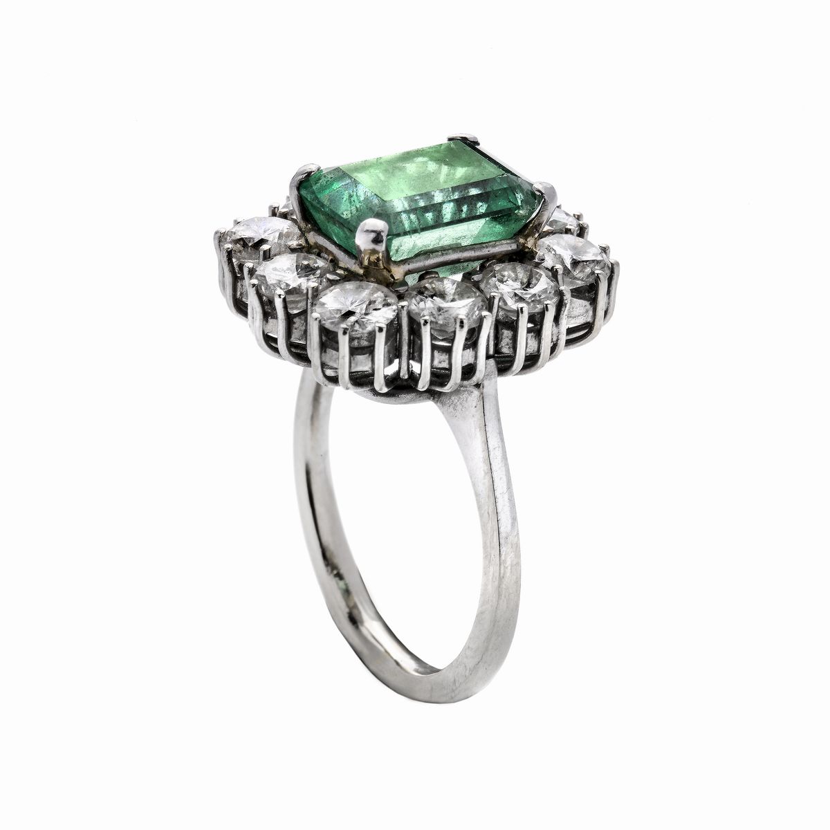 Anello a Margherita in Oro Bianco, Diamanti e Smeraldo