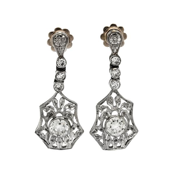 Paio di orecchini pendenti in oro bianco e diamanti  - Asta Gioielli Antichi, Moderni e Orologi - Curio - Casa d'aste in Firenze