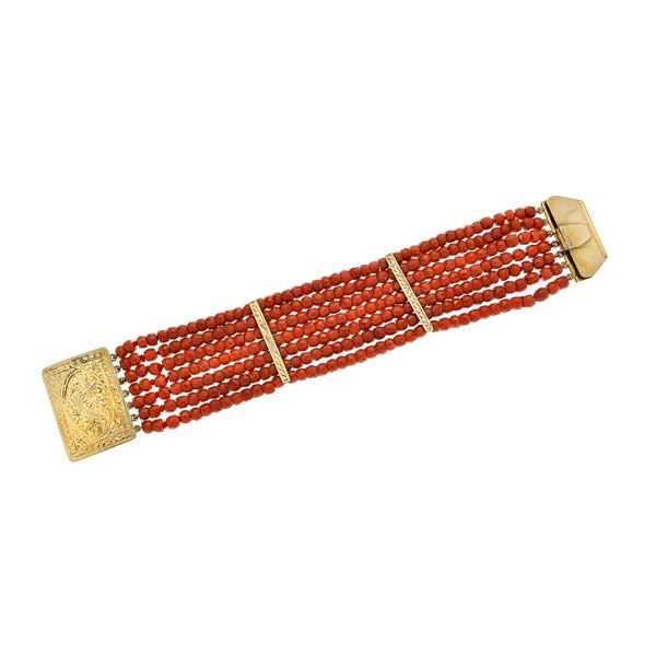Bracelet in 12 kt gold and red coral