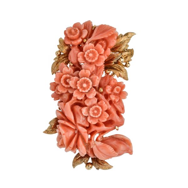 Brooch in yellow gold and pink coral
