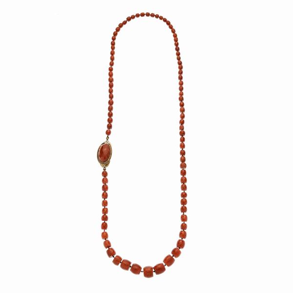 Lunga collana in oro giallo 12 kt e corallo rosso