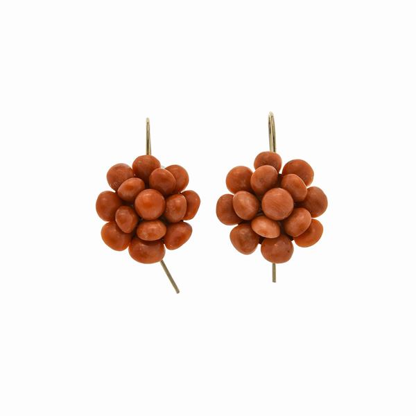 Paio di orecchini pendenti a fiore in oro a basso titolo e corallo rosa