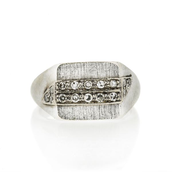 Chevalier ring in white gold and diamonds