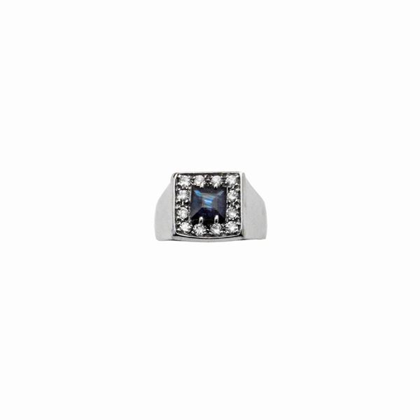 Anello da mignolo in oro bianco, diamanti e zaffiro