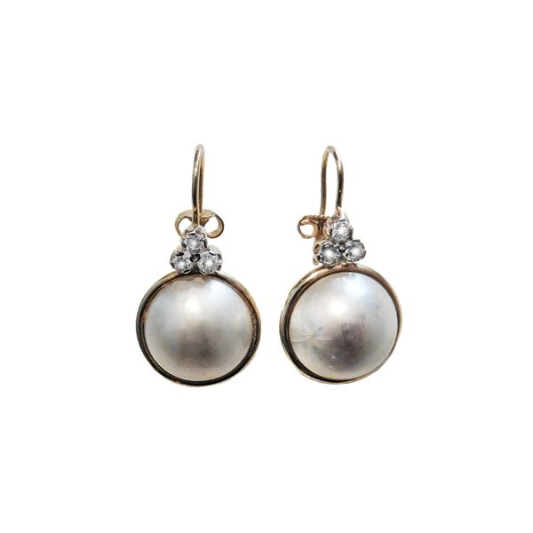 Pair of yellow gold stud earrings, diamonds and pearl mabè