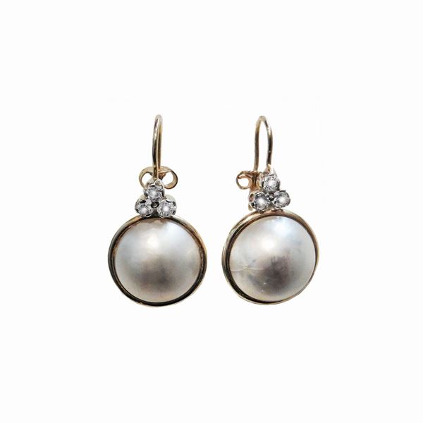 Pair of yellow gold stud earrings, diamonds and pearl mabè  - Auction Antique Jewelry, Modern and Watches - Curio - Casa d'aste in Firenze