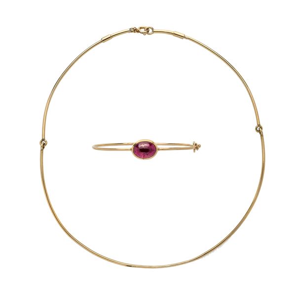 Yellow gold semi-rigid necklaces and yellow and garnet gold bracelet