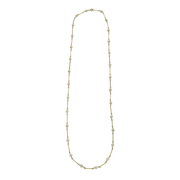Long necklace in yellow gold and cultivated pearls