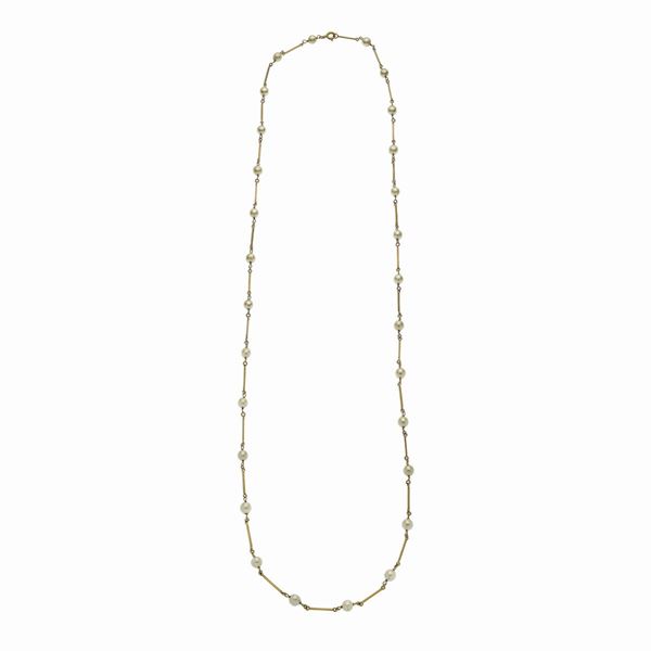 Lunga collana in oro giallo e perle coltivate
