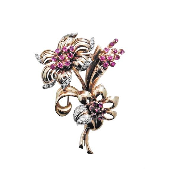Flower clip in yellow gold, white gold, diamonds and rubies  - Auction Antique Jewelry, Modern and Watches - Curio - Casa d'aste in Firenze