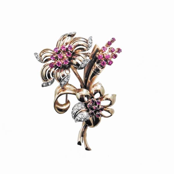 Clip a fiore in oro giallo, oro bianco, diamanti e rubini
